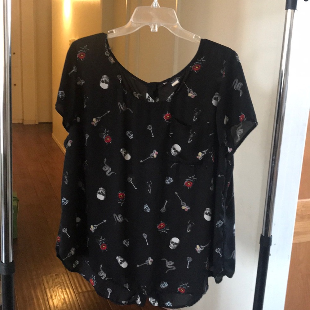 Black polyester torrid snake and skull top